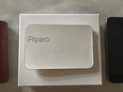 La carte iRiparo Menton posée sur sa boîte