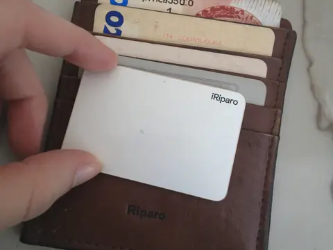 La carte iRiparo Menton glissée dans la fente d'un portefeuille