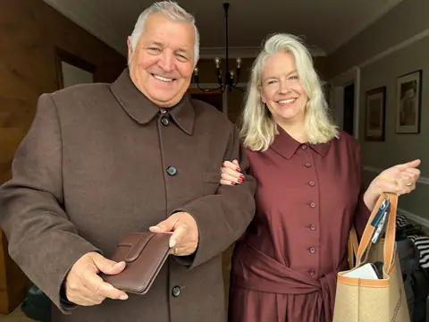 Un couple prêt à sortir range un portefeuille