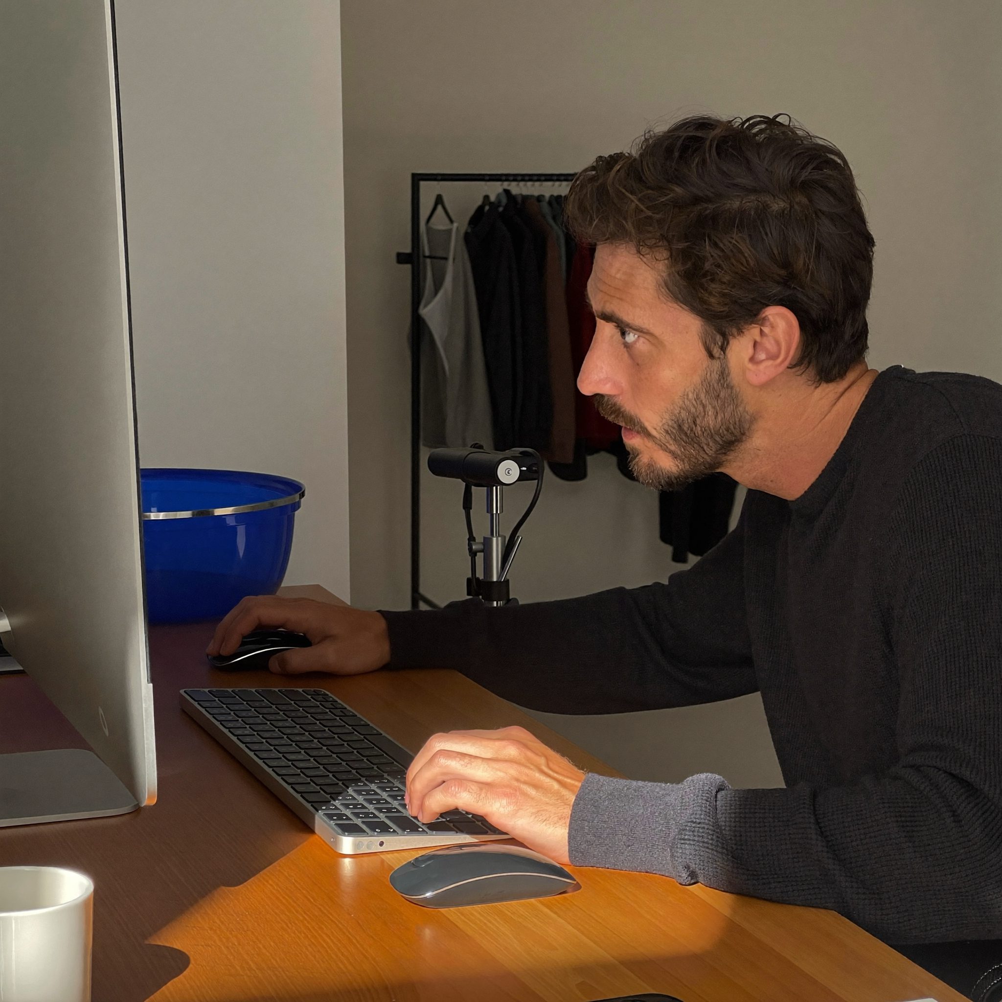 Une personne quarantenaire concentrée devant son ordinateur de bureau pendant un atelier