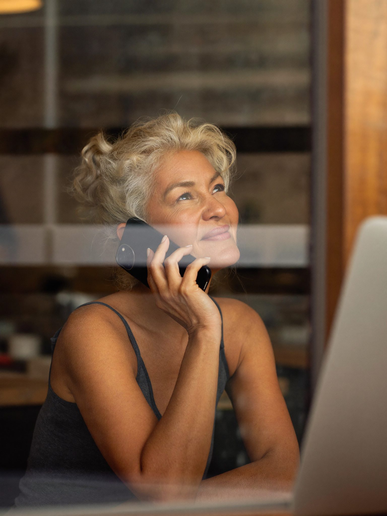Martine, 58 ans, souriante avec son smartphone après un atelier